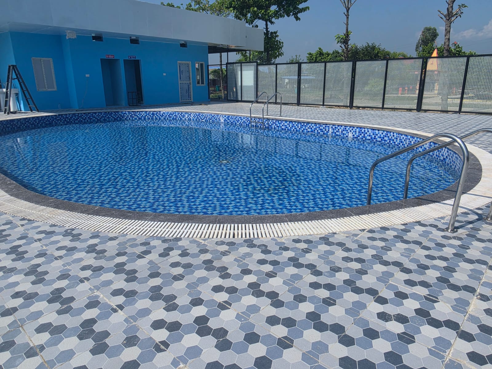 Hotel Batika swimming pool with the blue pool house