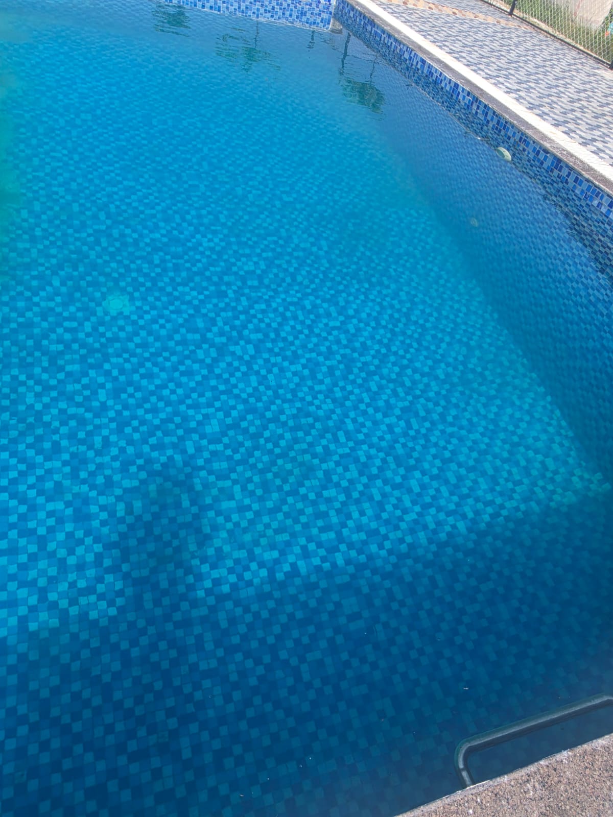 Clear turquoise water of the Hotel Batika pool